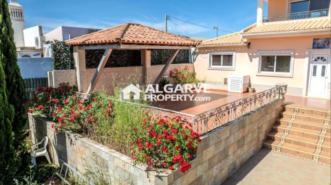 Moradia T4 para Venda em Santa Barbara de Nexe
