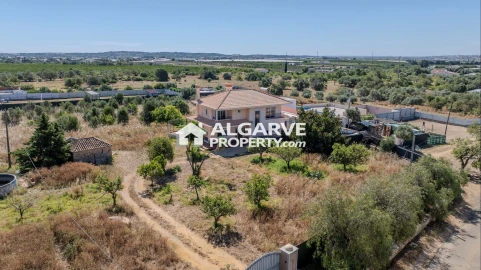 Moradia T4 para Venda em Santa Barbara de Nexe