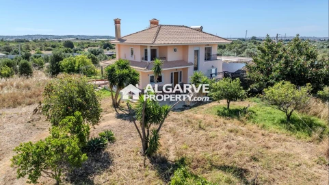 Moradia T4 para Venda em Santa Barbara de Nexe