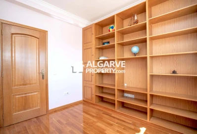 Moradia T4 para Venda em Santa Barbara de Nexe