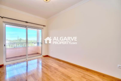 Moradia T4 para Venda em Santa Barbara de Nexe