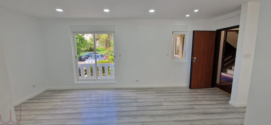 Apartamento T2 para Venda em Rio de Mouro Foto 2
