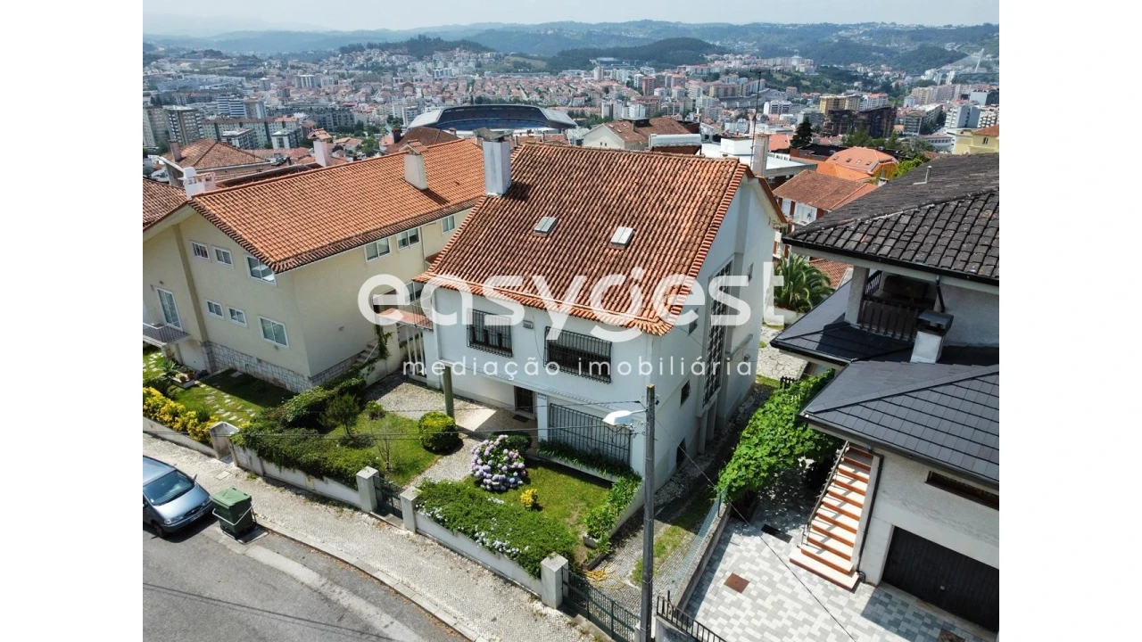 Moradia T7 para Venda em Santo Antonio dos Olivais Foto 1