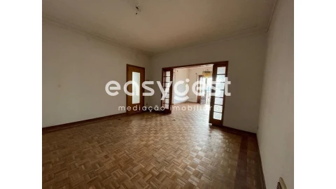 Moradia T7 para Venda em Santo Antonio dos Olivais