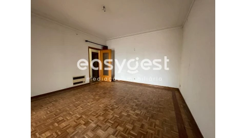 Moradia T7 para Venda em Santo Antonio dos Olivais