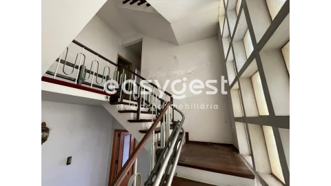 Moradia T7 para Venda em Santo Antonio dos Olivais