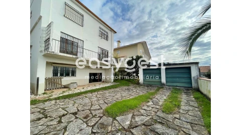 Moradia T7 para Venda em Santo Antonio dos Olivais