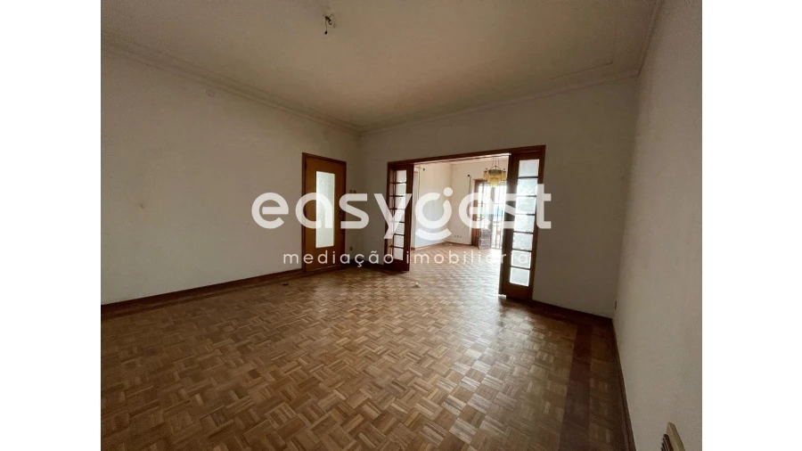 Moradia T7 para Venda em Santo Antonio dos Olivais Foto 6