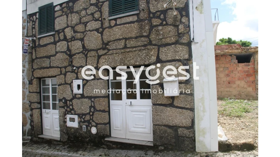 Moradia T2 para Venda em Candosa Foto 1