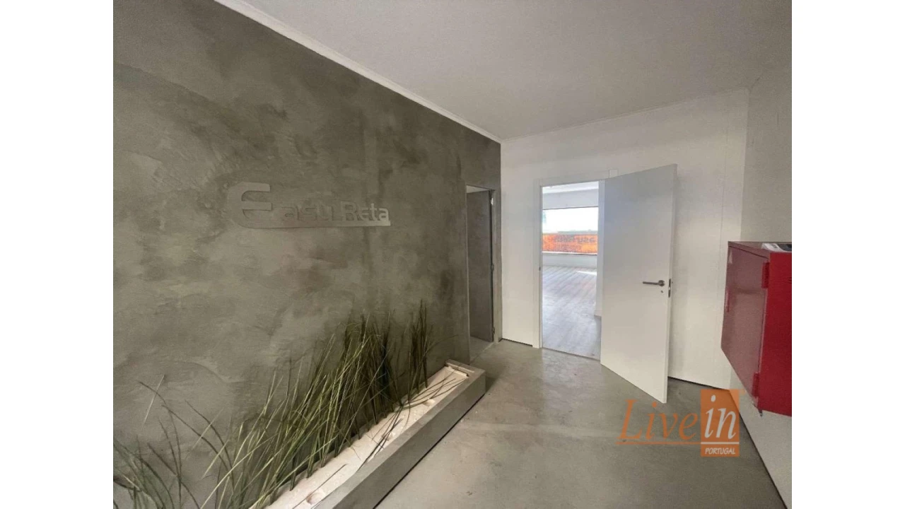 Loja para Venda em Santo António dos Cavaleiros e Frielas Foto 1