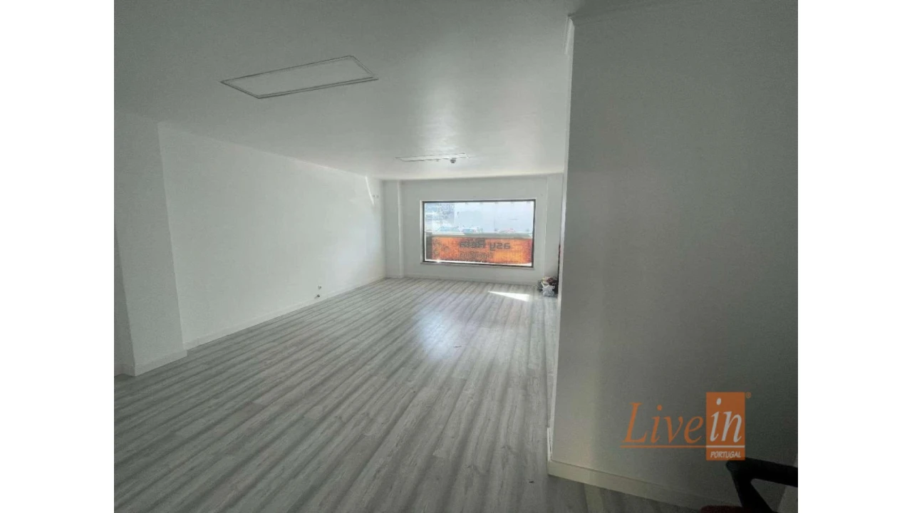 Loja para Venda em Santo António dos Cavaleiros e Frielas Foto 2