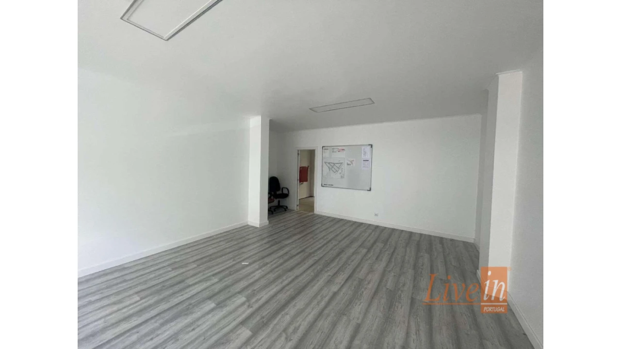 Loja para Venda em Santo António dos Cavaleiros e Frielas Foto 3