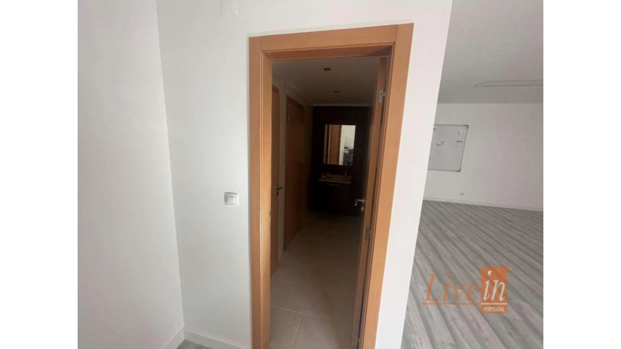 Loja para Venda em Santo António dos Cavaleiros e Frielas Foto 4