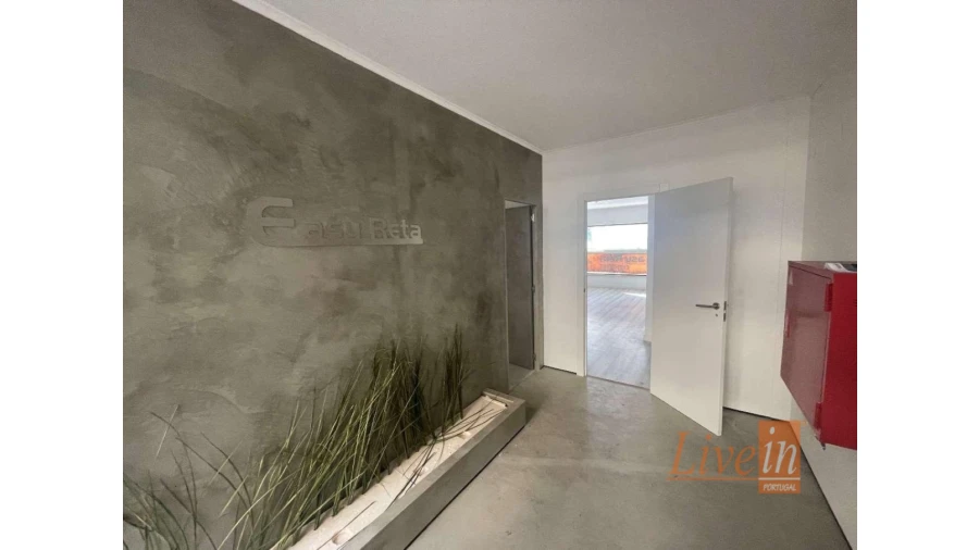 Loja para Venda em Santo António dos Cavaleiros e Frielas