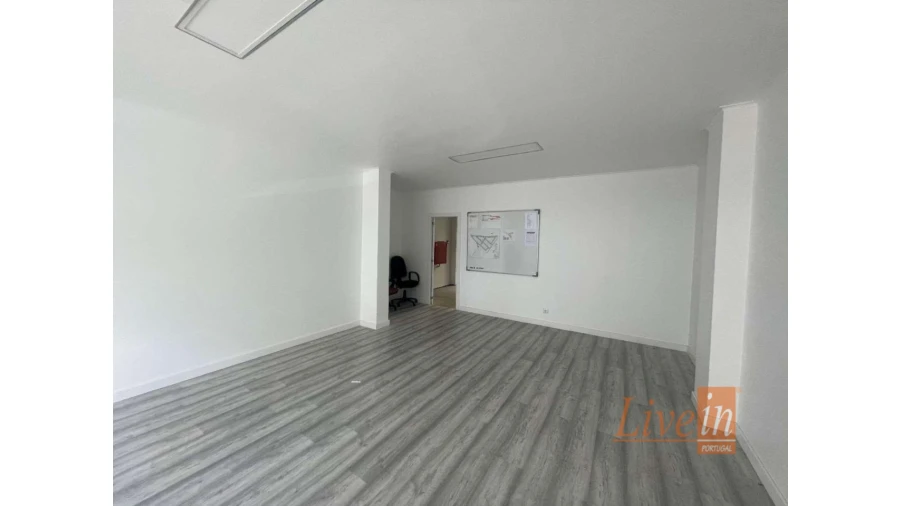 Loja para Venda em Santo António dos Cavaleiros e Frielas Foto 3