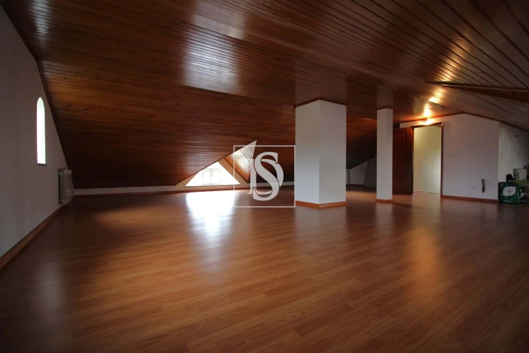 Moradia T4 para Venda em Orgens Foto 18