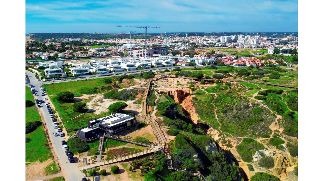 Terreno para Venda em Lagos (São Sebastião e Santa Maria) Foto 2