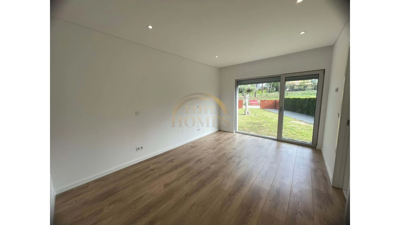 Moradia T4 para Venda em Costa da Caparica Foto 36