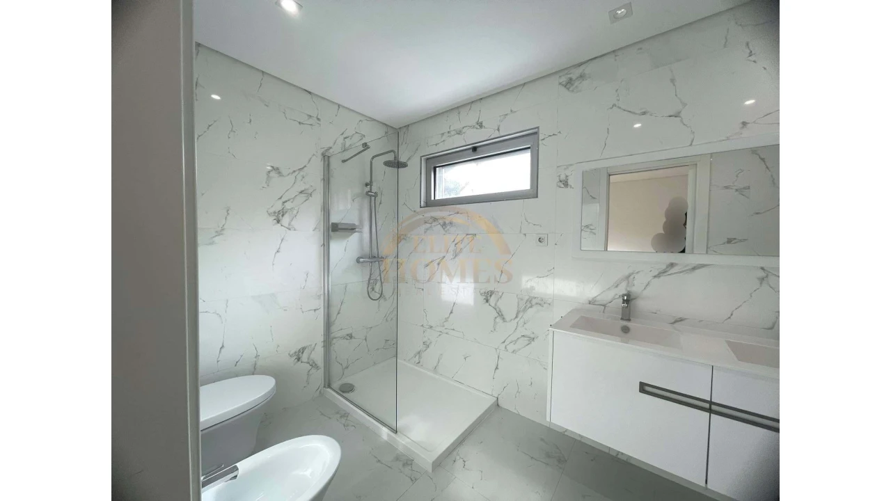 Moradia T4 para Venda em Costa da Caparica Foto 21