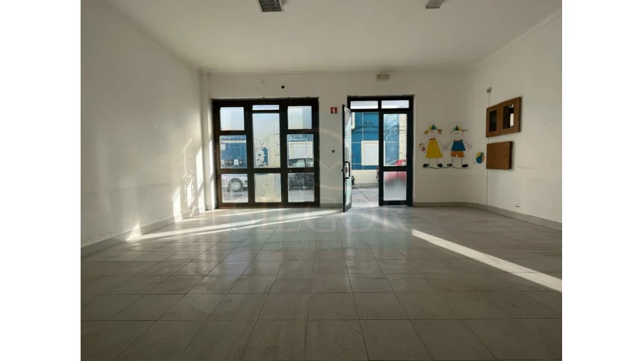 Loja para Venda em Baixa da Banheira e Vale da Amoreira Foto 2