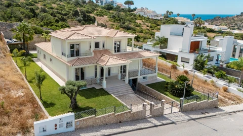 Moradia T4 para Venda em Albufeira e Olhos de Água
