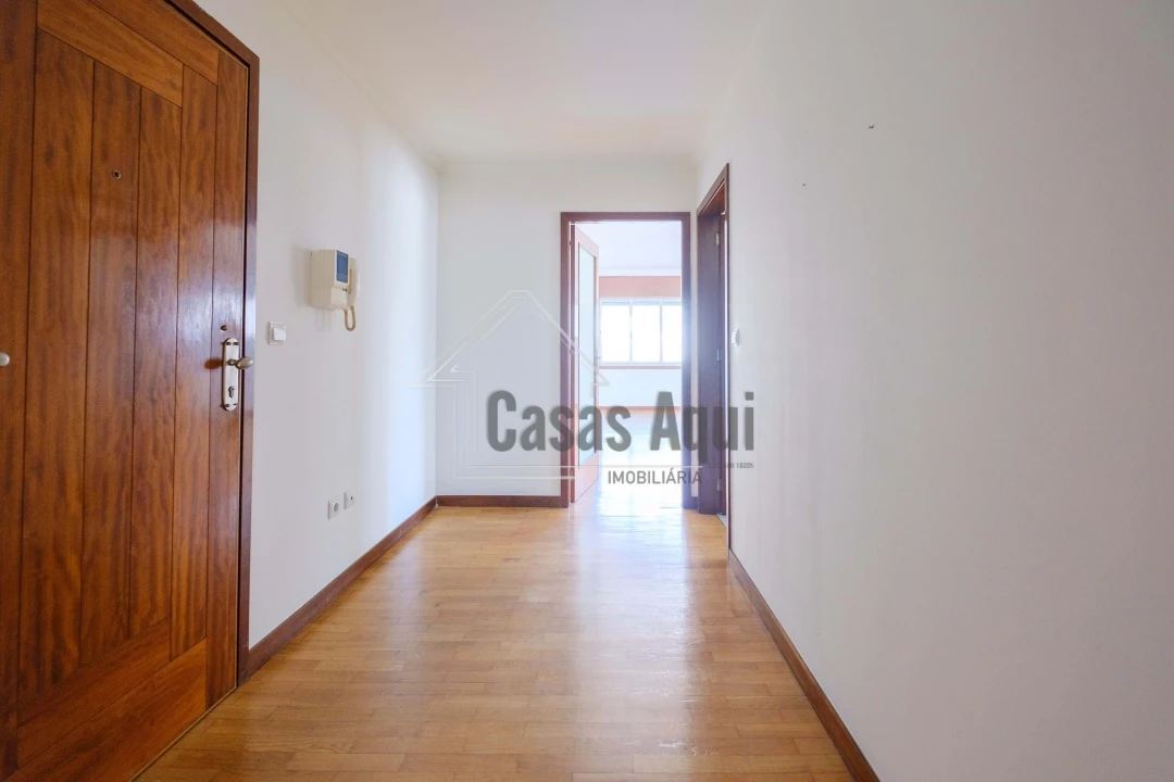 Apartamento T2 para Venda em Castêlo da Maia Foto 2