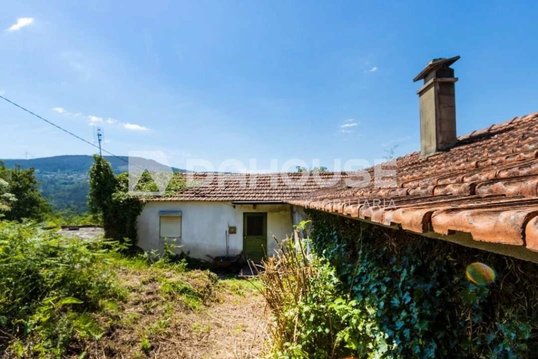 Quinta T3 para Venda em Cornes Foto 3