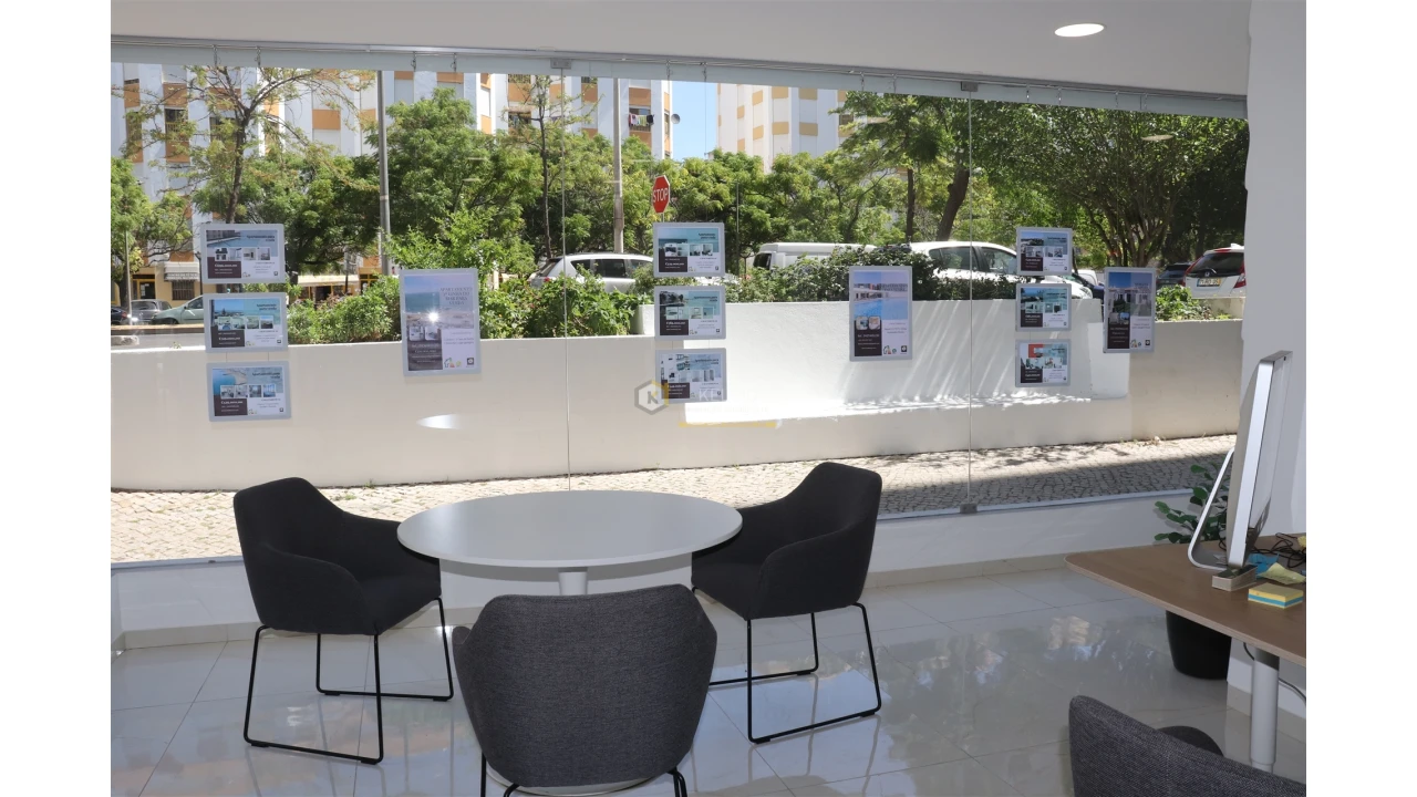 Loja para Arrendamento em Quarteira Foto 5