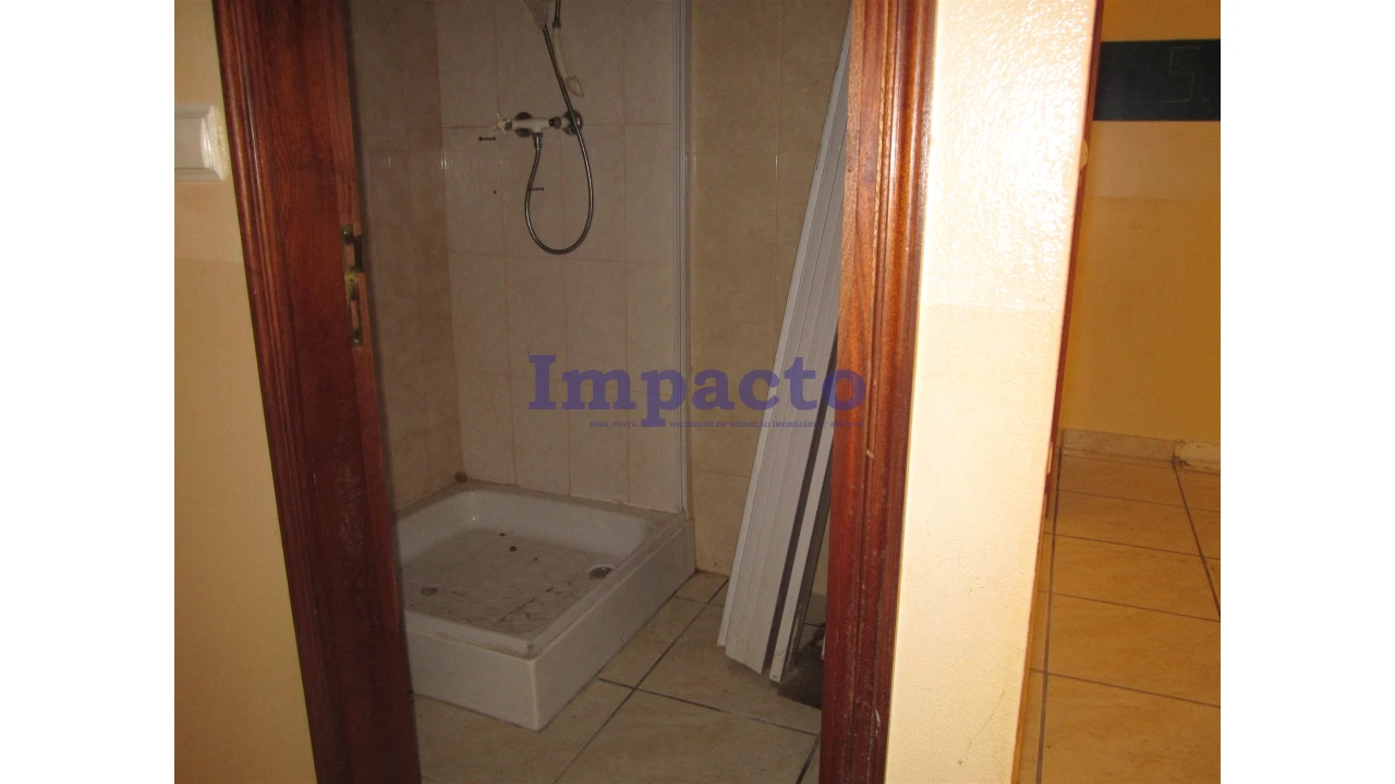 Loja para Arrendamento em Romariz Foto 12