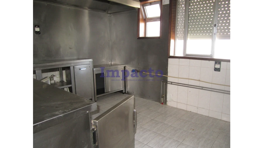 Loja para Arrendamento em Romariz Foto 7