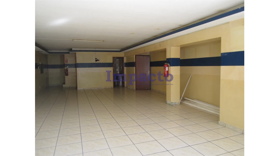 Loja para Arrendamento em Romariz Foto 11