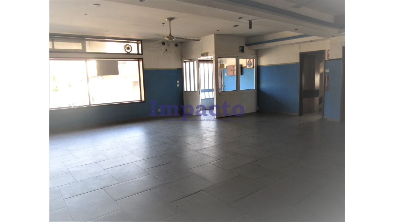 Loja para Arrendamento em Romariz Foto 4