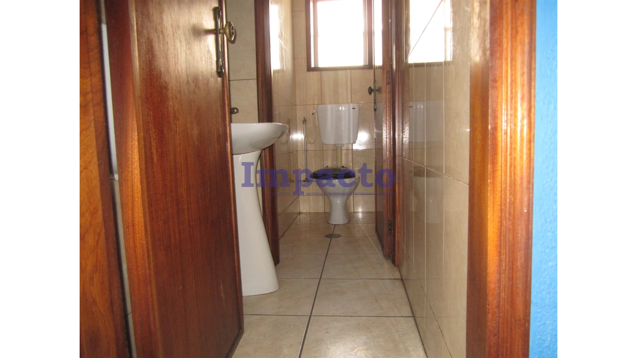 Loja para Arrendamento em Romariz Foto 5