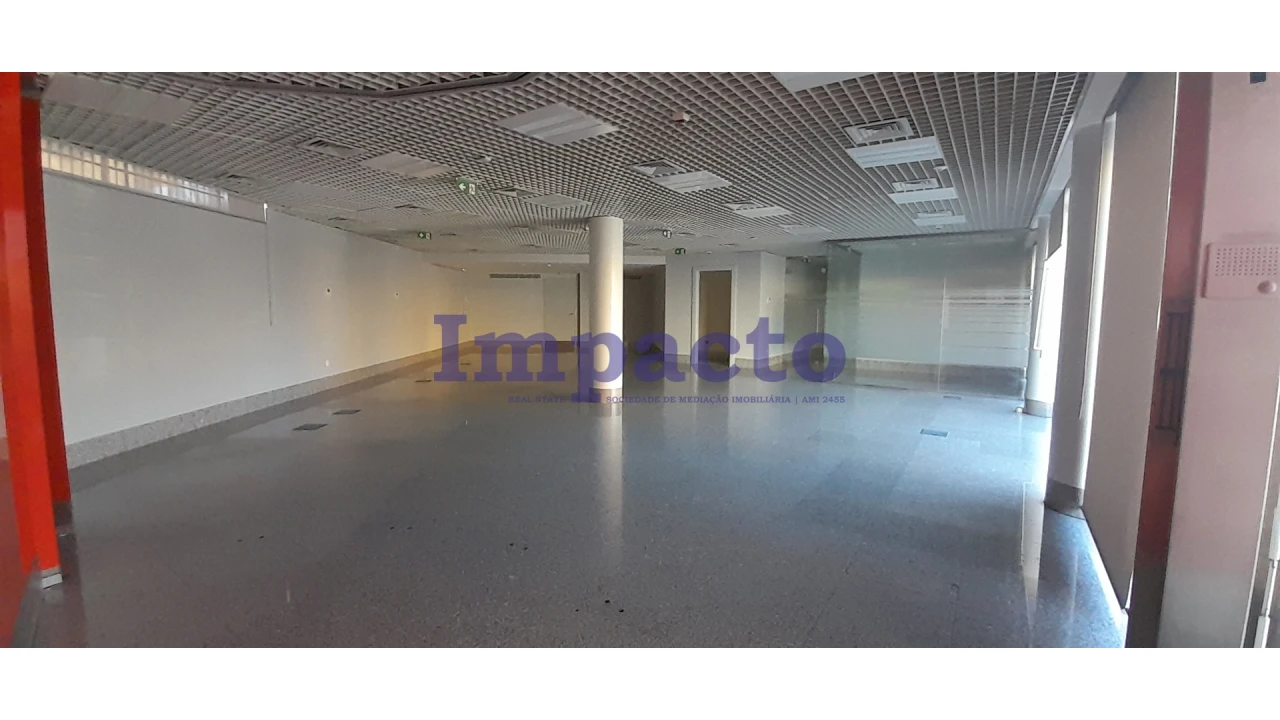 Loja para Arrendamento em São João da Madeira Foto 1