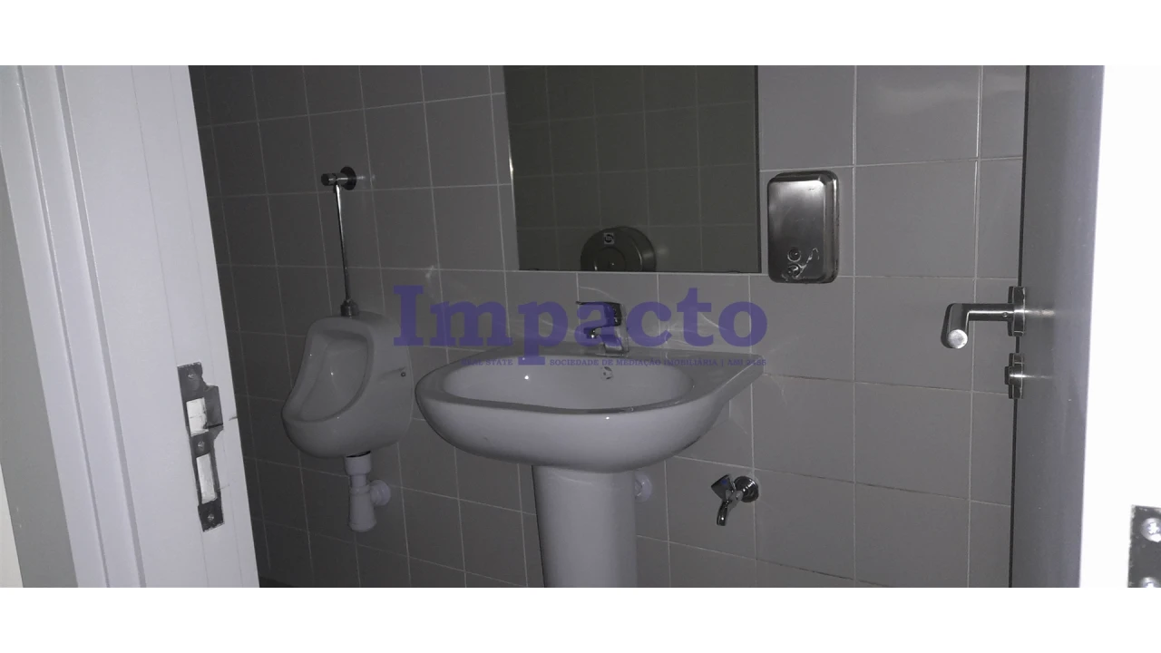 Loja para Arrendamento em São João da Madeira Foto 6