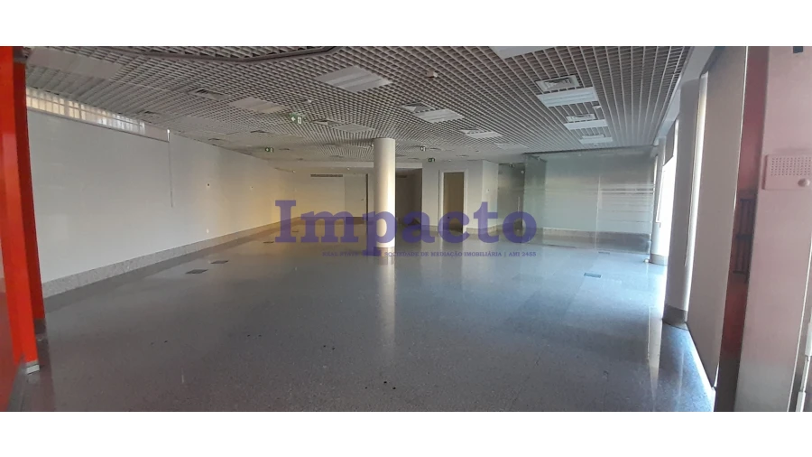 Loja para Arrendamento em São João da Madeira Foto 1