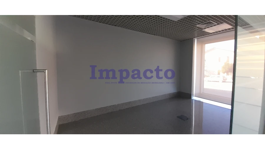 Loja para Arrendamento em São João da Madeira Foto 4