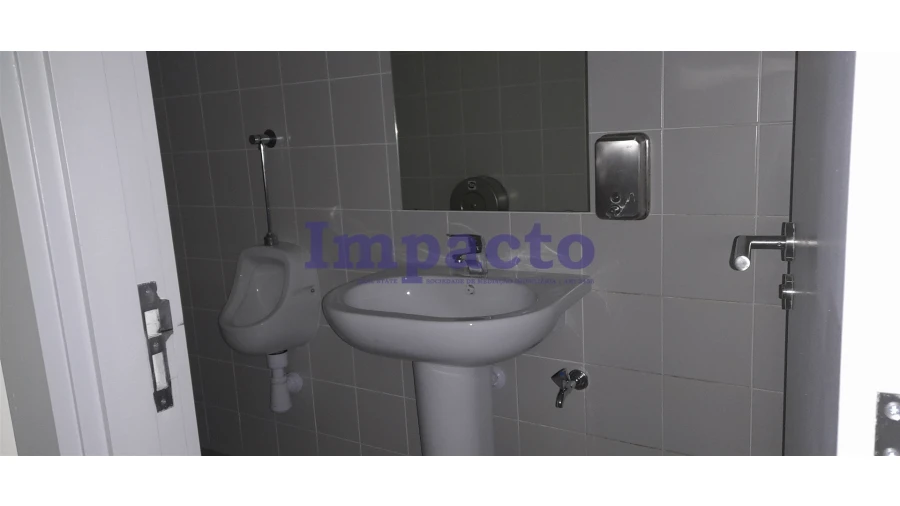 Loja para Arrendamento em São João da Madeira Foto 6