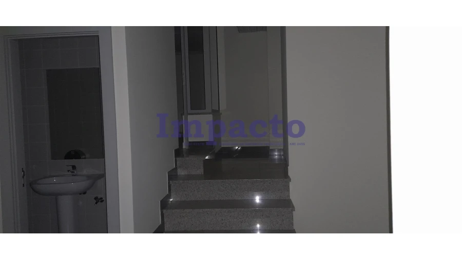 Loja para Arrendamento em São João da Madeira Foto 7