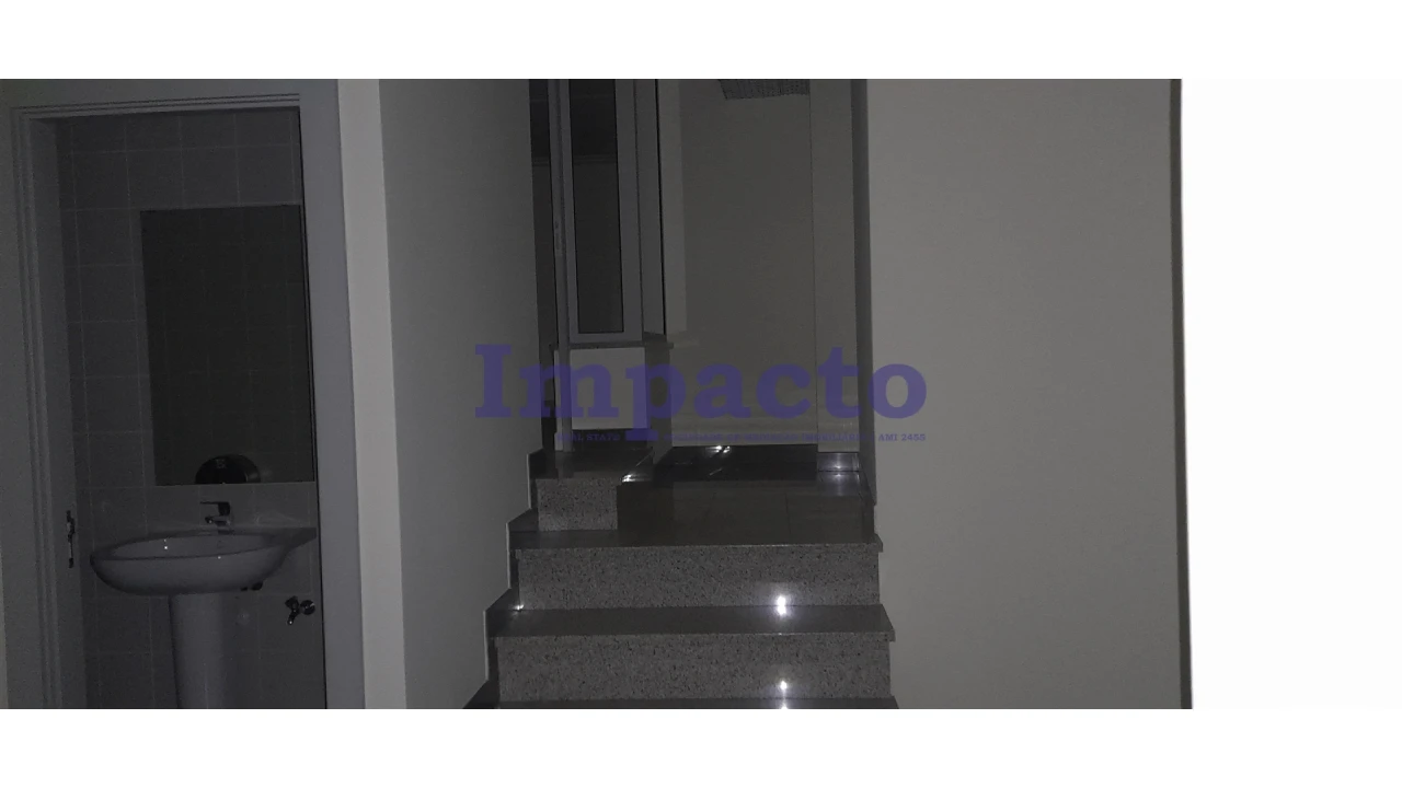 Loja para Arrendamento em São João da Madeira Foto 7