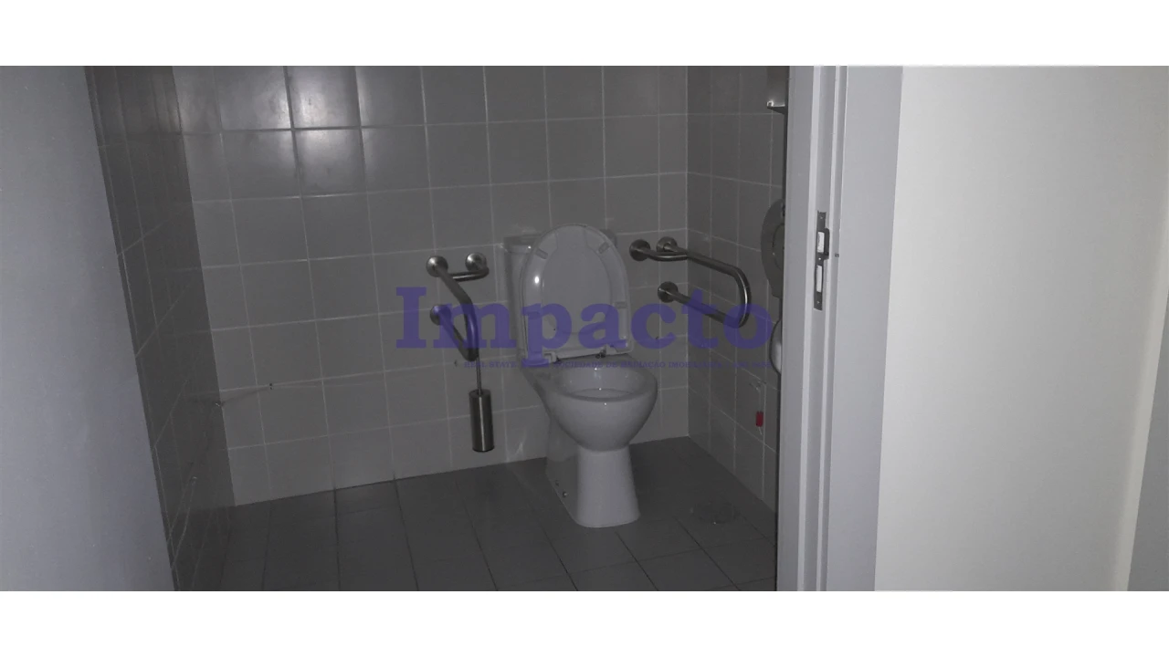 Loja para Arrendamento em São João da Madeira Foto 5