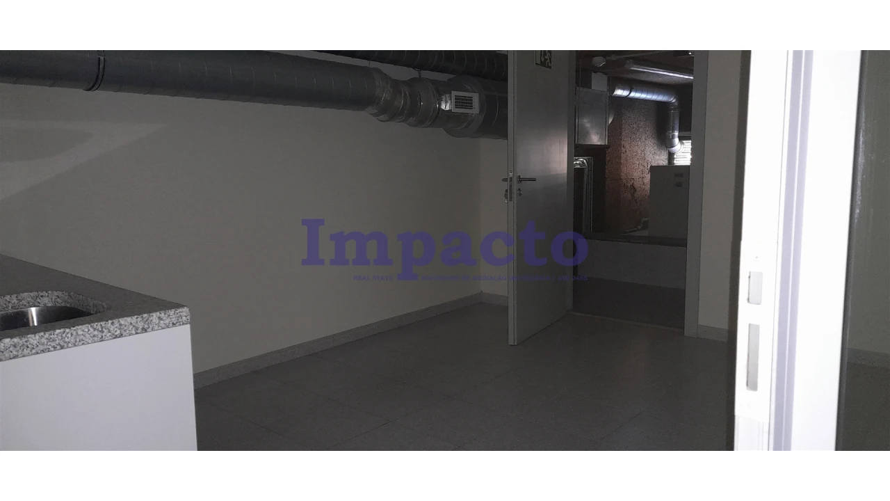 Loja para Arrendamento em São João da Madeira Foto 8