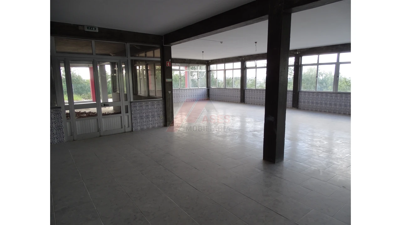 Prédio para Venda em São Gens Foto 23