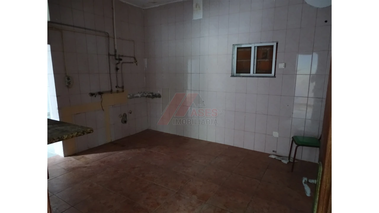 Prédio para Venda em São Gens Foto 31