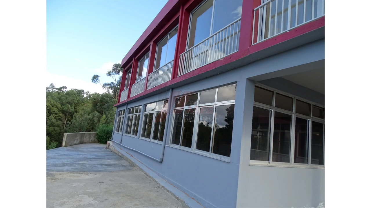 Prédio para Venda em São Gens Foto 4