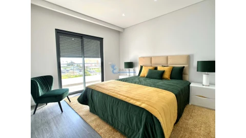Apartamento T3 para Venda em Quelfes