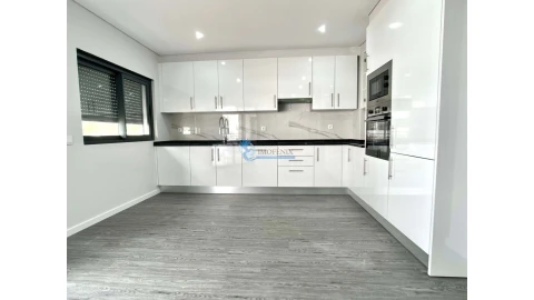Apartamento T3 para Venda em Quelfes