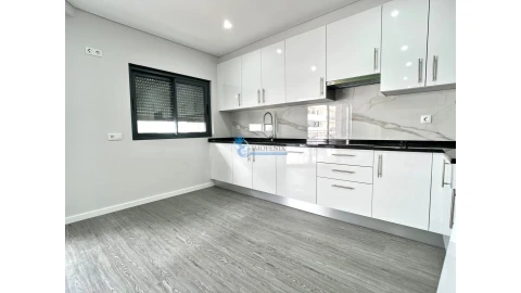 Apartamento T3 para Venda em Quelfes