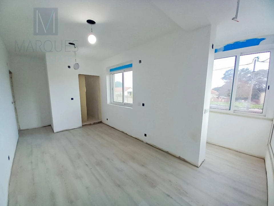 Apartamento T4 para Venda em Laranjeiro e Feijó Foto 9