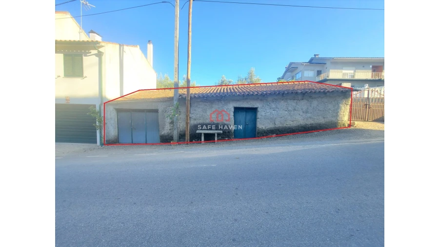 Armazém para Venda em Santiago de Cassurrães e Póvoa de Cervães